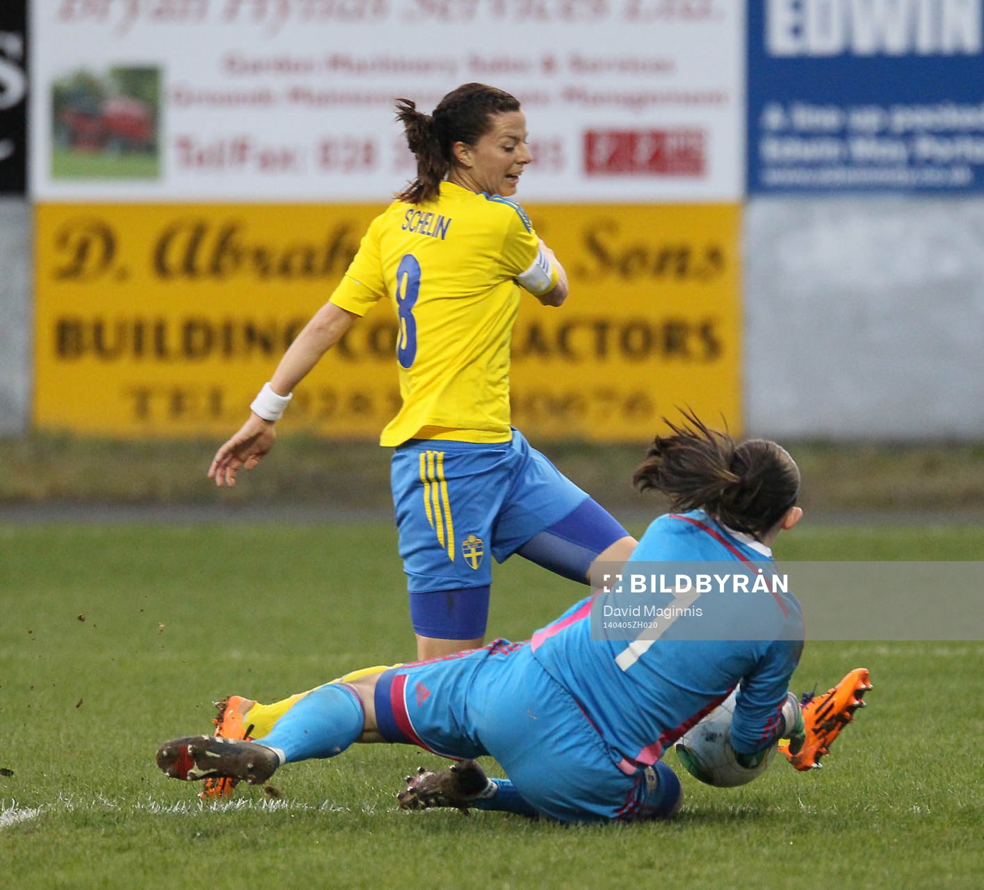 Fotboll, Dam, VM-Kval, Nordirland - Sverige: Sweden's Lotta Schelin is denied by Northern Ireland's Emma Higgins during this evenings game at Shamrock Park in Portadown.