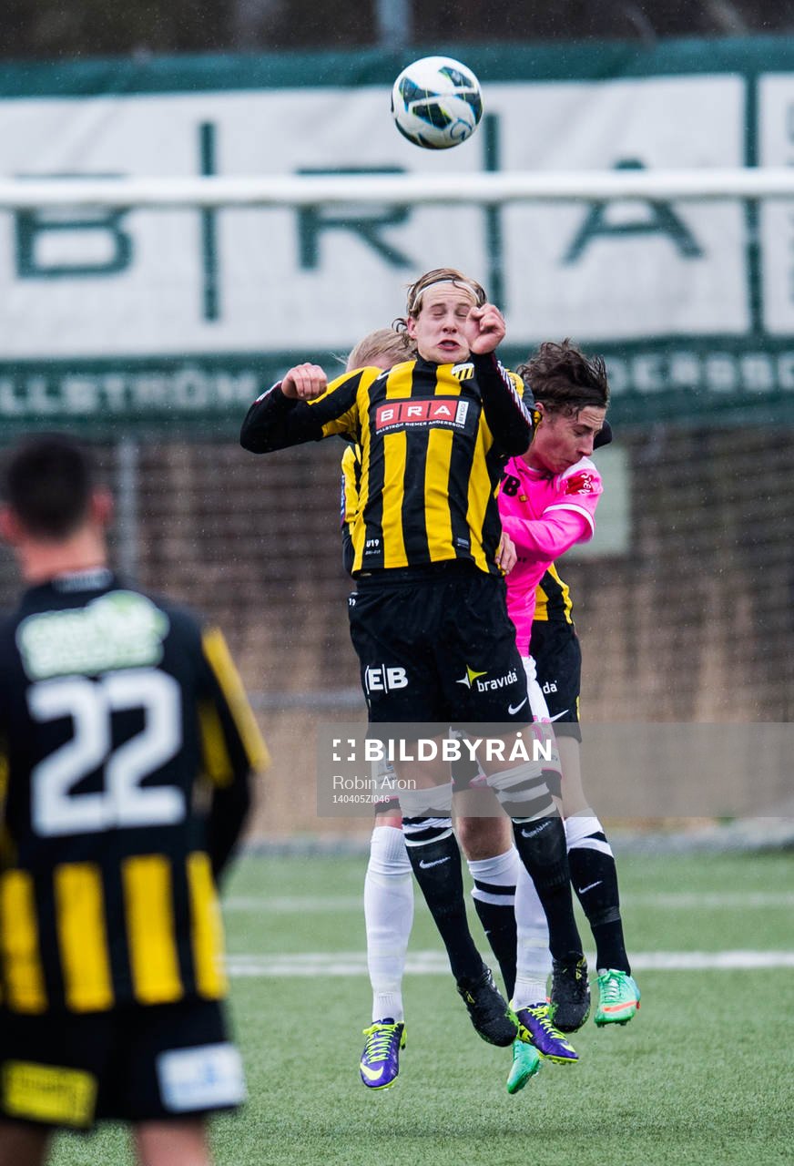 Häckens Gustav Berggren högst upp i en luftduell i fotbollsmatchen mellan BK Häcken och Landskrona BoIS i U19 Allsvenskan Södra den 05 januari 2014 i Göteborg .
