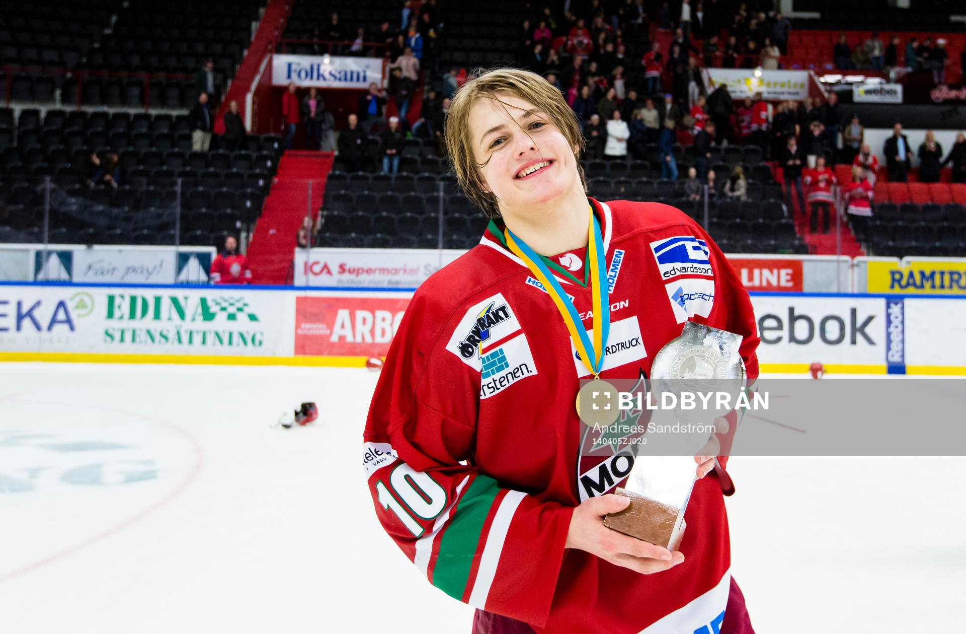 Modos William Nylander Altelius ser glad ut med JSM-Pokalen