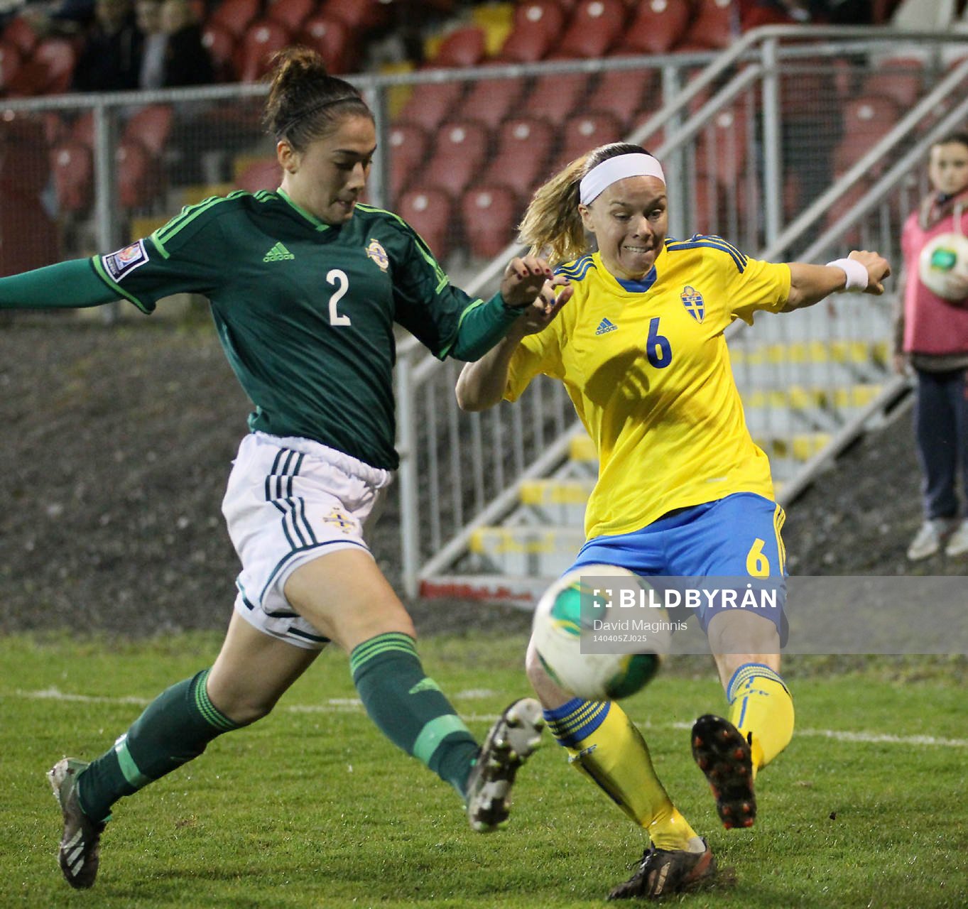 Fotboll, Dam, VM-Kval, Nordirland - Sverige: Sara Thunebro and Northern Ireland's Alex Hurst during this evenings game at Shamrock Park in Portadown.