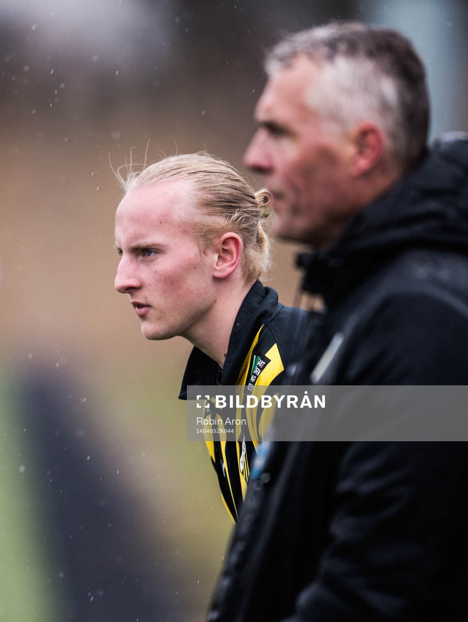 Häckens Gabriel Franke bakom tränare Teddy Olausson i fotbollsmatchen mellan BK Häcken och Landskrona BoIS i U19 Allsvenskan Södra den 05 januari 2014 i Göteborg .