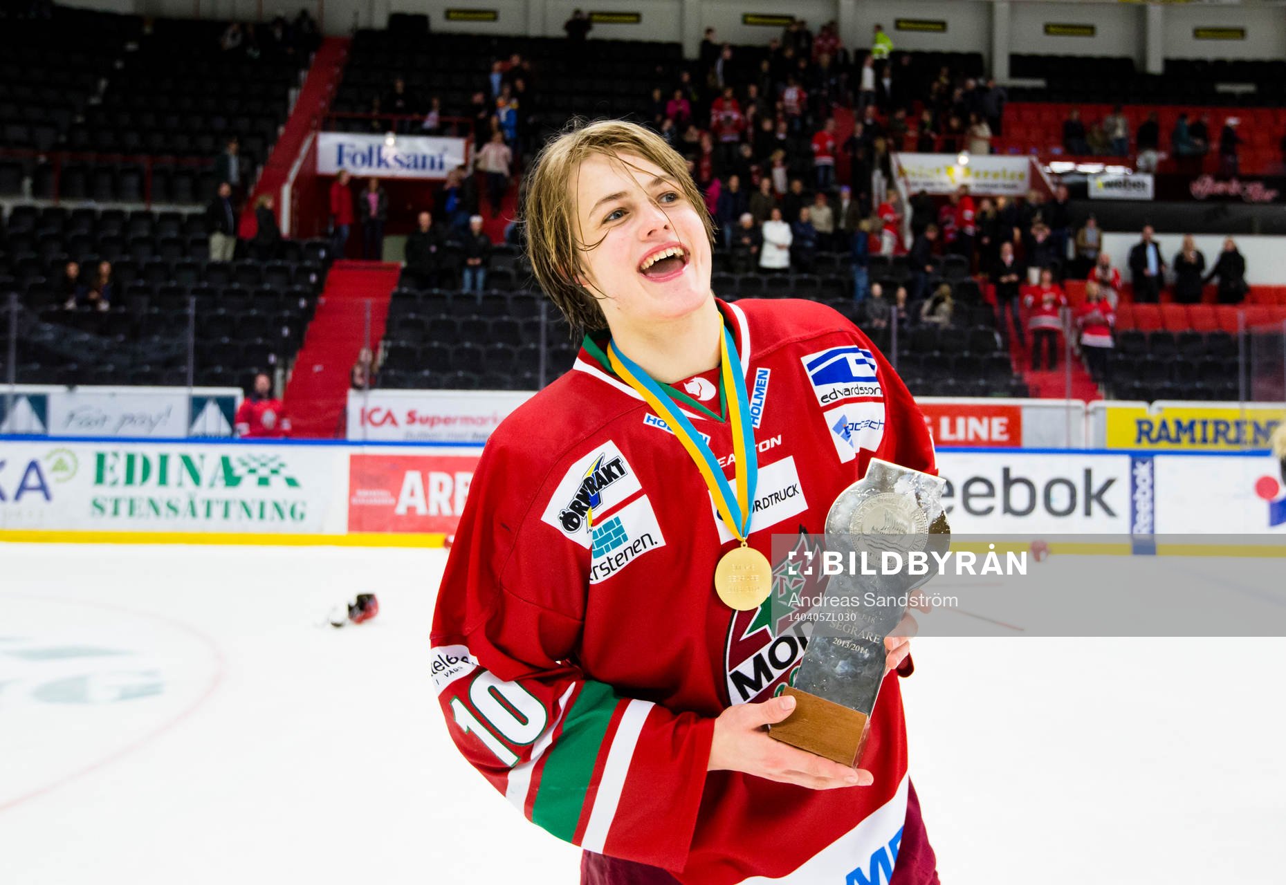 Modos William Nylander Altelius ser glad ut med JSM-Pokalen