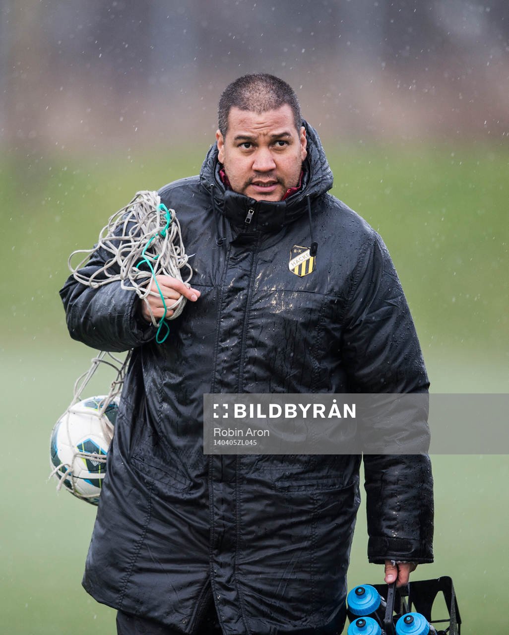 Ledare Juan Carlos Reina Riviera i fotbollsmatchen mellan
