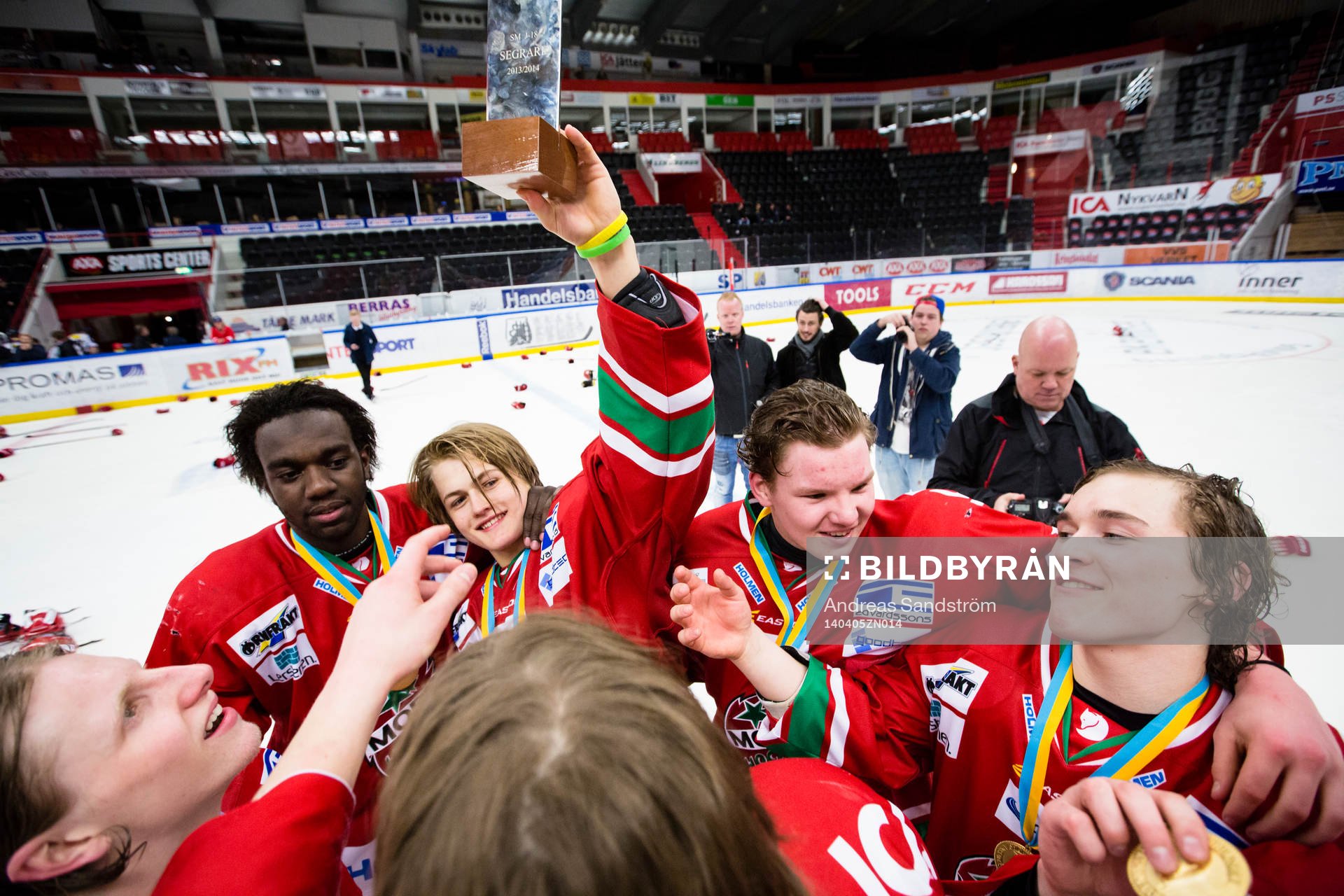 Modos William Nylander Altelius håller upp pokalen