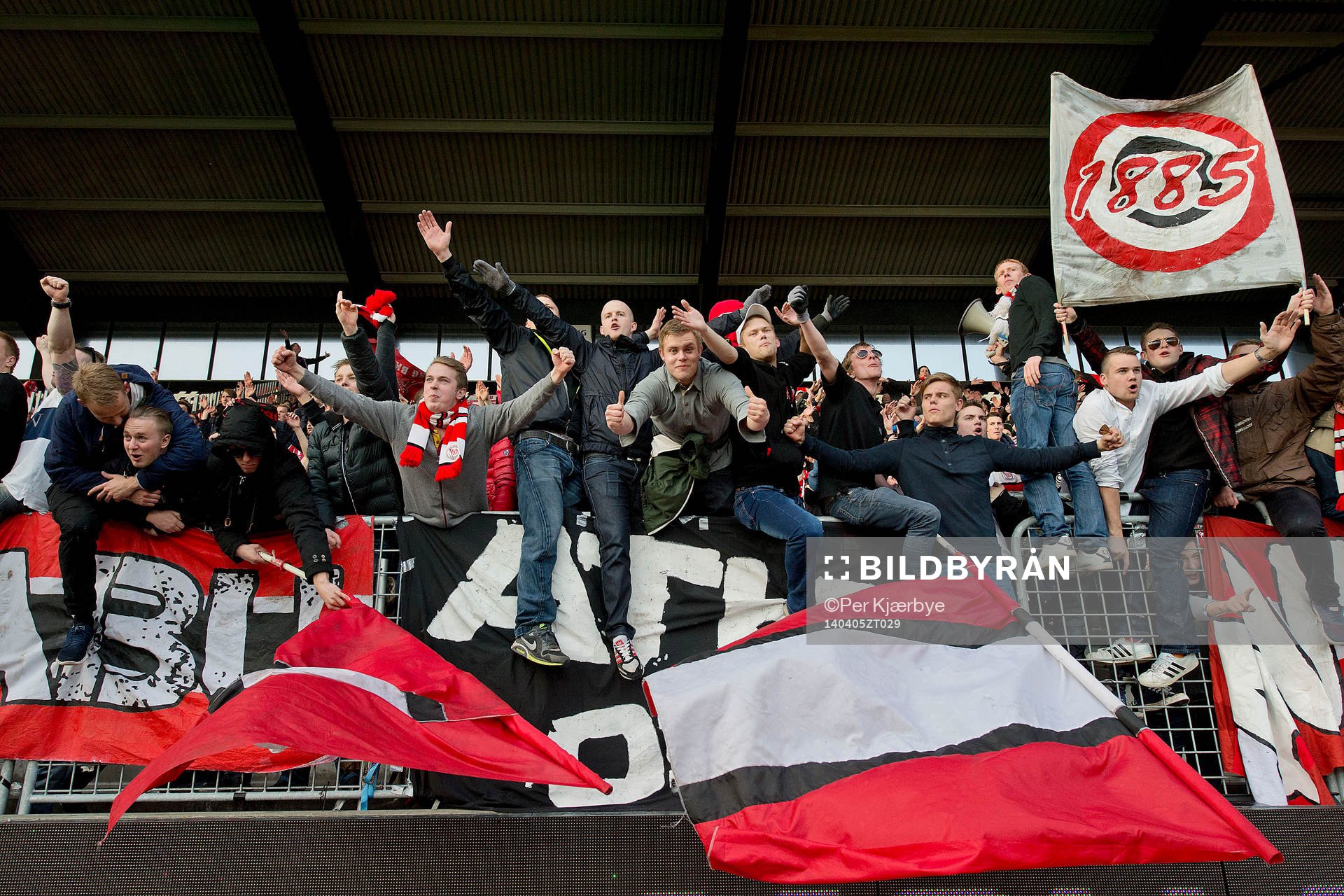 [DK=20140305: AaB-fans i jubel på MCH Arena]