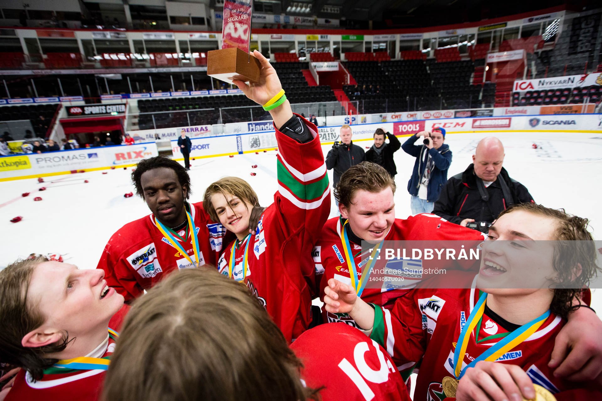 Modos William Nylander Altelius håller upp pokalen