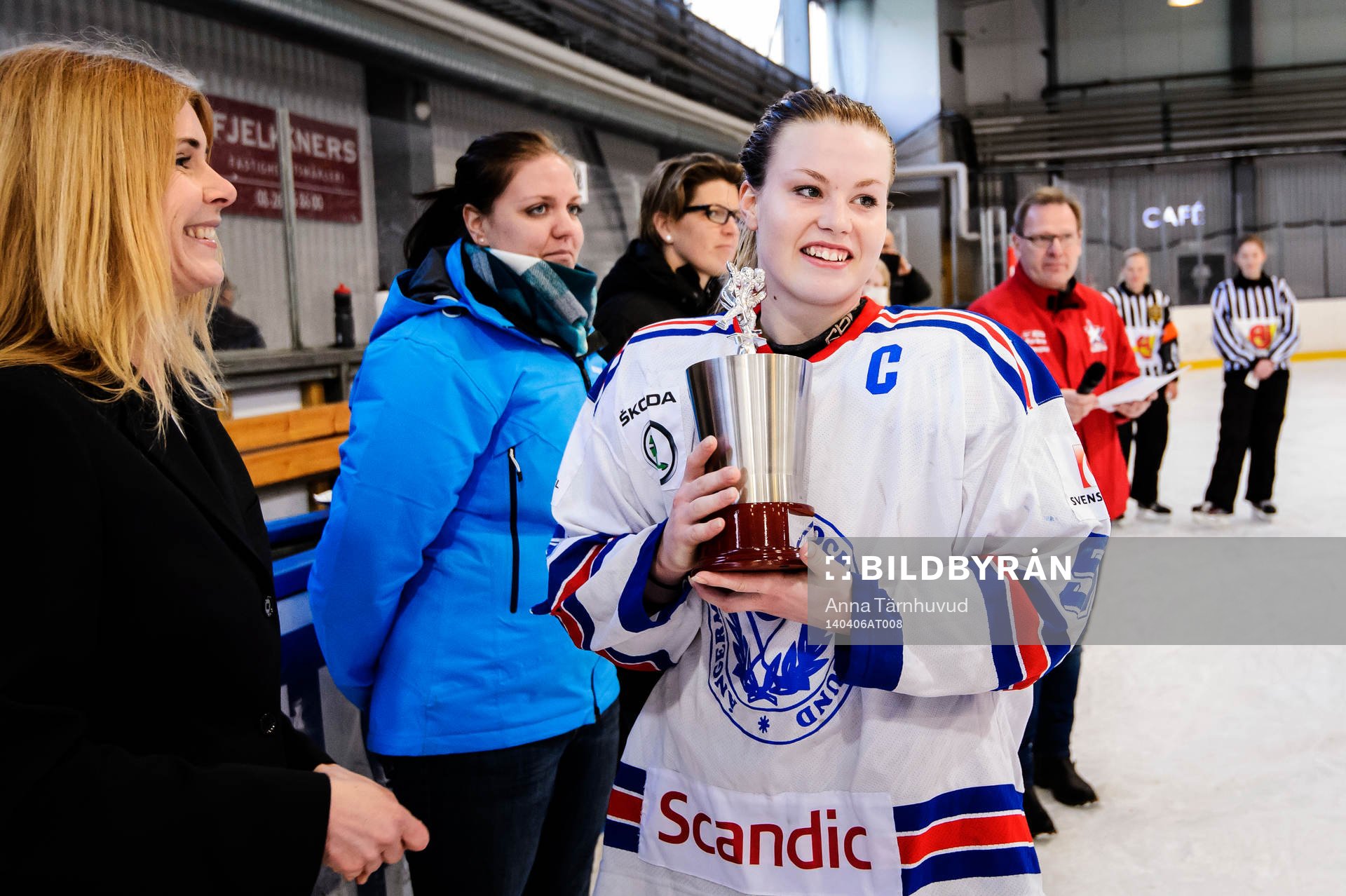 1-2 skytten Moa Wernblom tar emot bucklan i ishockeymatchen
