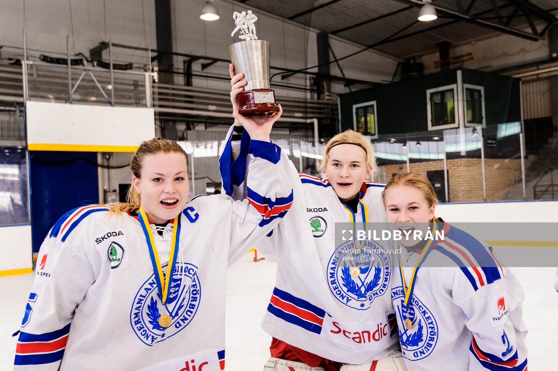 Ångermanlands Moa Wernblom, målvakt Emma Söderberg och