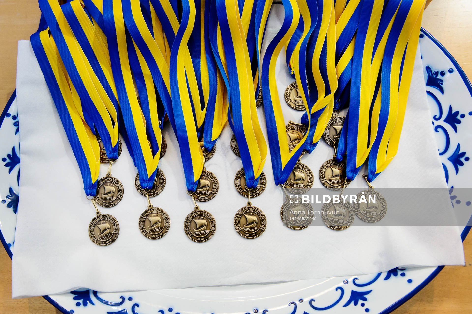 Medaljerna i ishockeymatchen finalen i Stålbucklan mellan