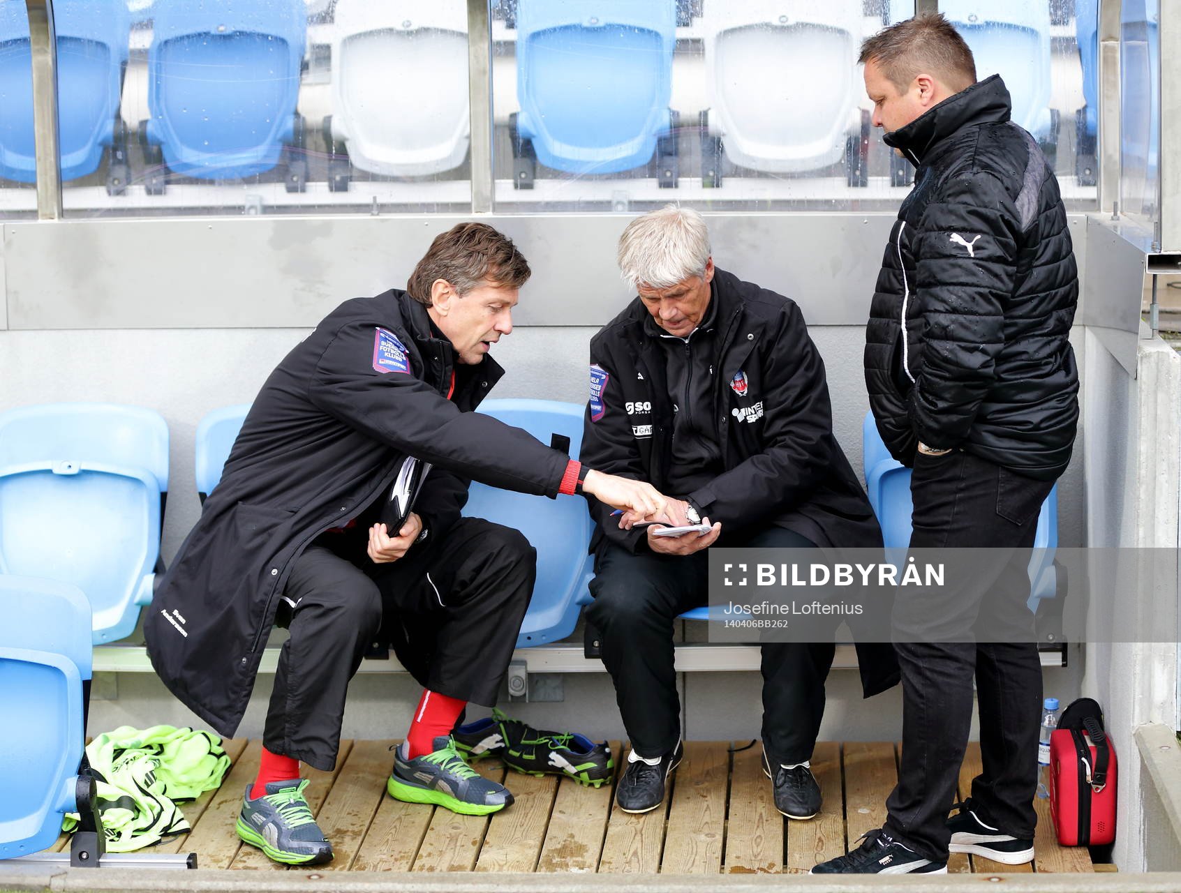 Helsingborgs ledare med tränare Roar Hansen i pausen