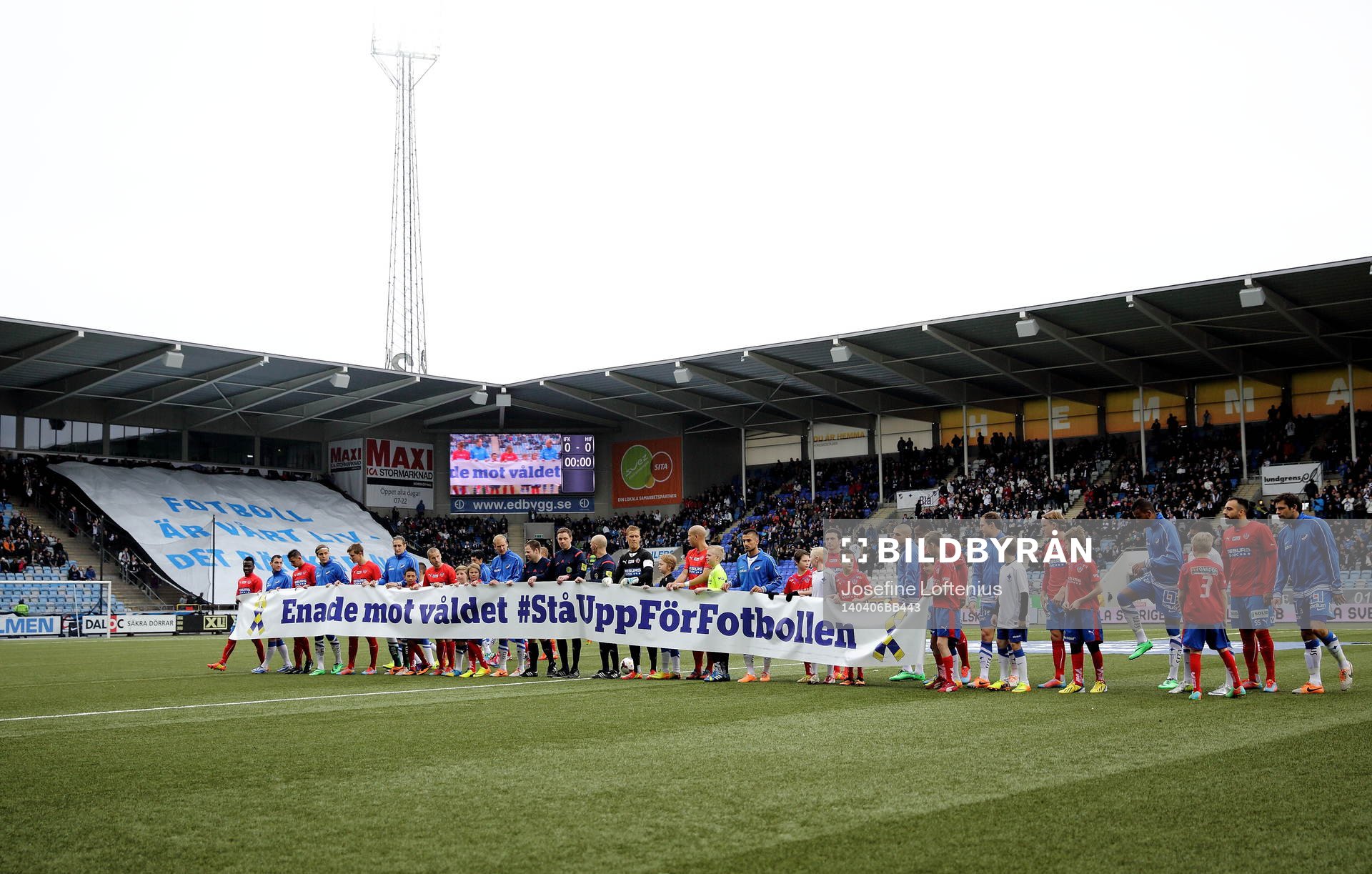 Båda lagen står uppställda med texterna Fotboll är