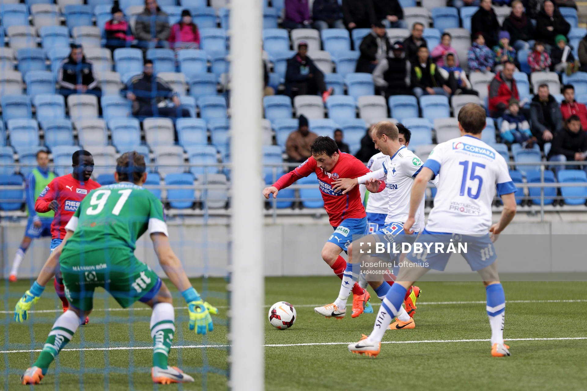 Helsingborgs Ardian Gashi närmar sig målet med bollen