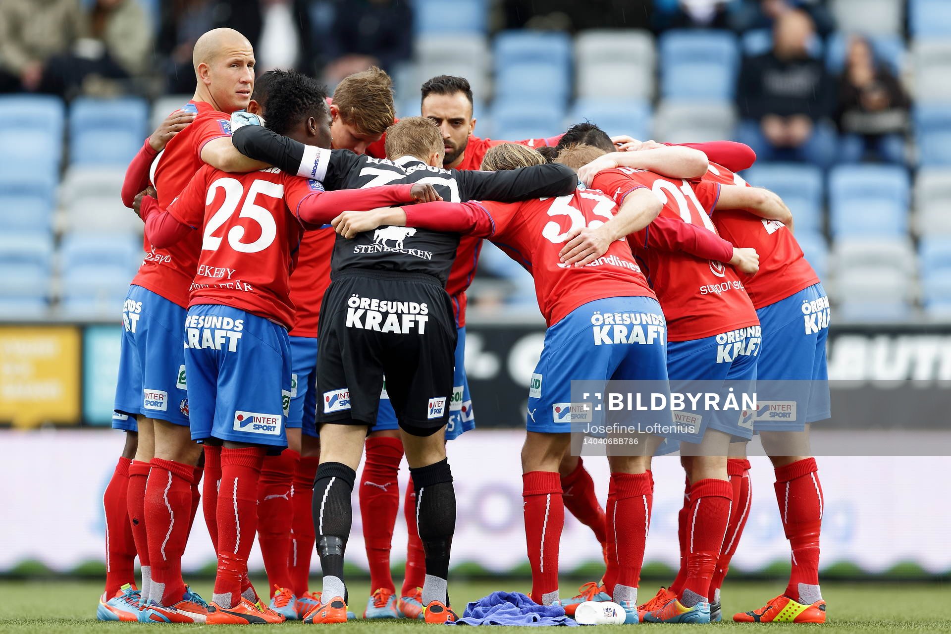 Helsingborgs spelare samlas innan matchstart