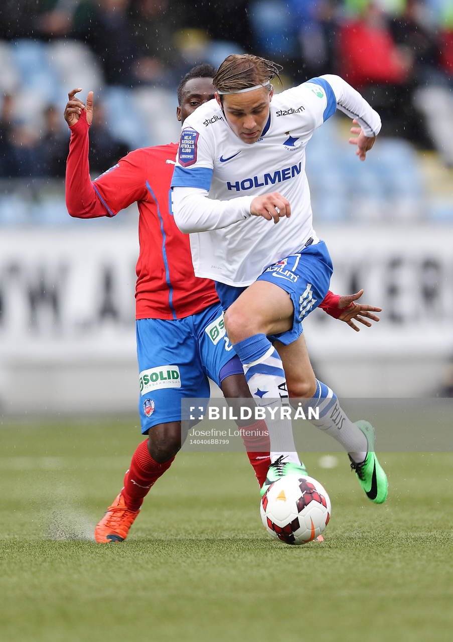 Norrköpings Christoffer Nyman framför Helsingborgs David