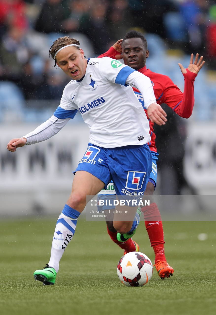 Norrköpings Christoffer Nyman framför Helsingborgs David