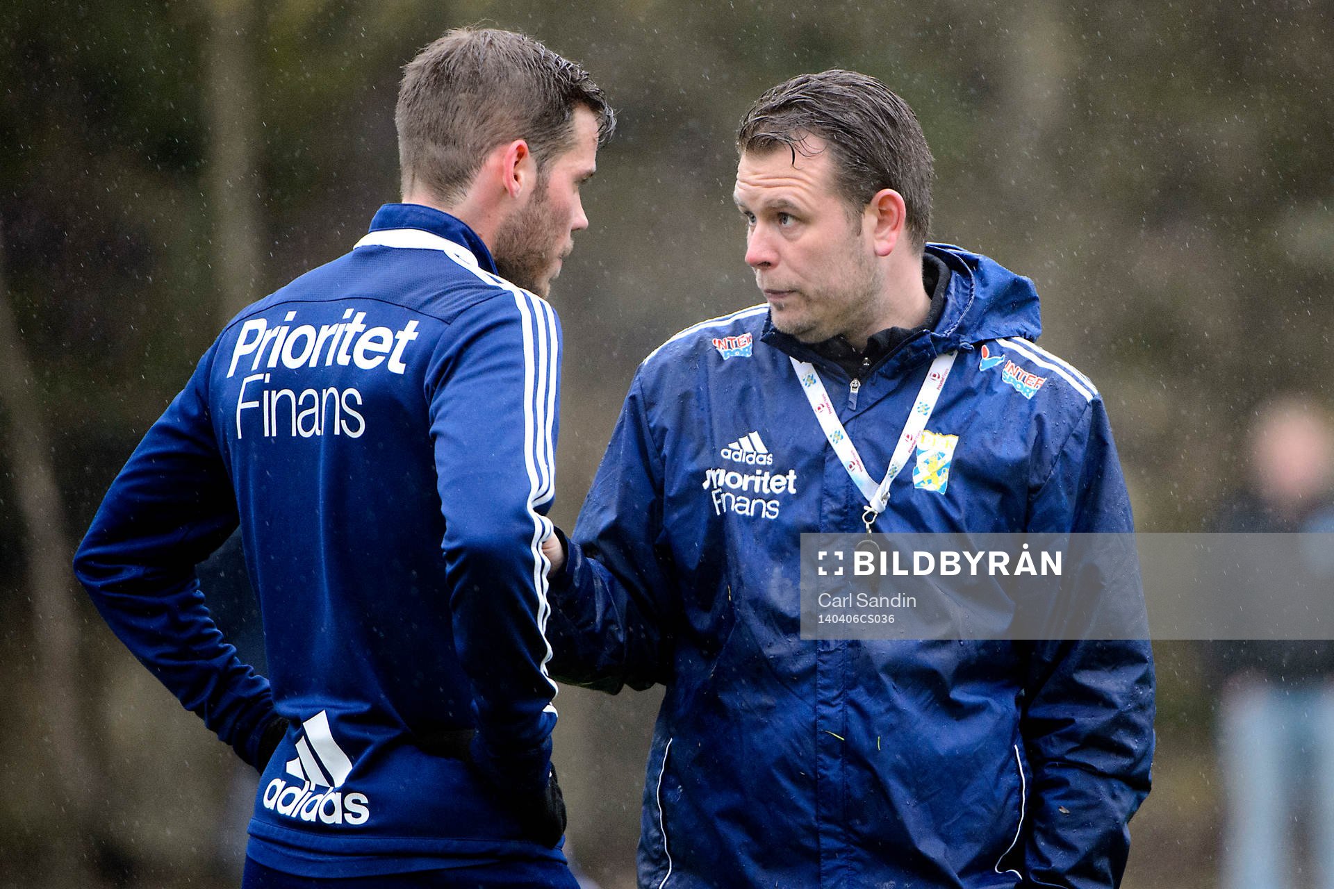 IFK Göteborgs Emil Salomonsson pratar med tränare Mikael Stahre under en fotbollsträning den 6 april 2014 i Göteborg.
