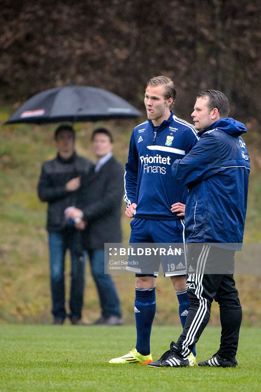 IFK Göteborgs Gustav Engvall pratar med tränare Mikael