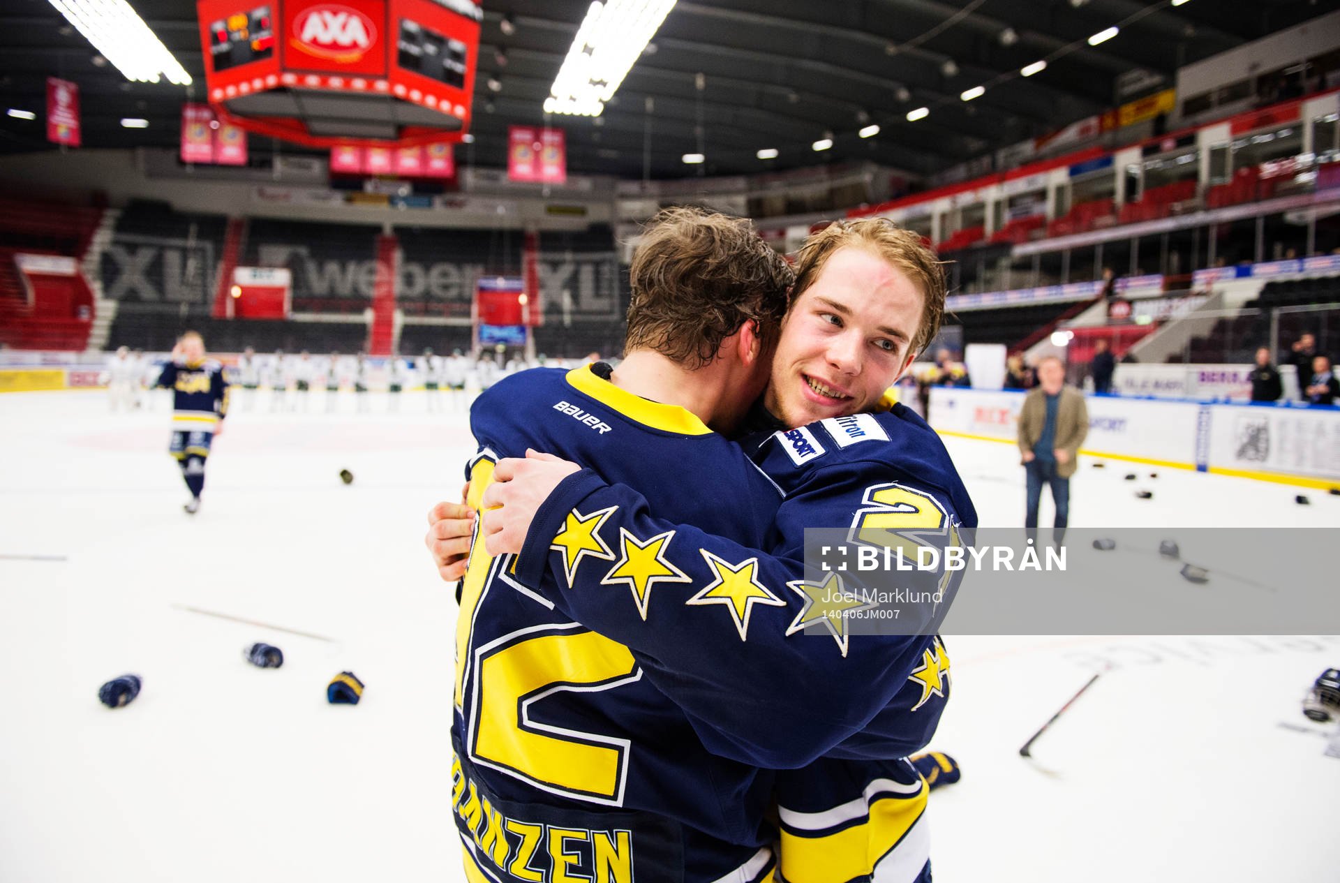 s Gustaf Franzén och Filip Sandberg kramar om varandra