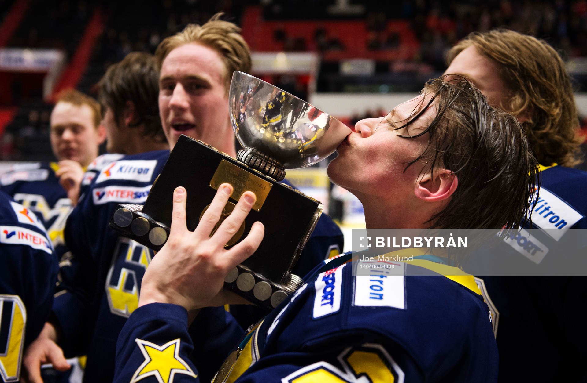 s Lawrence Pilut kysser SM-pokalen