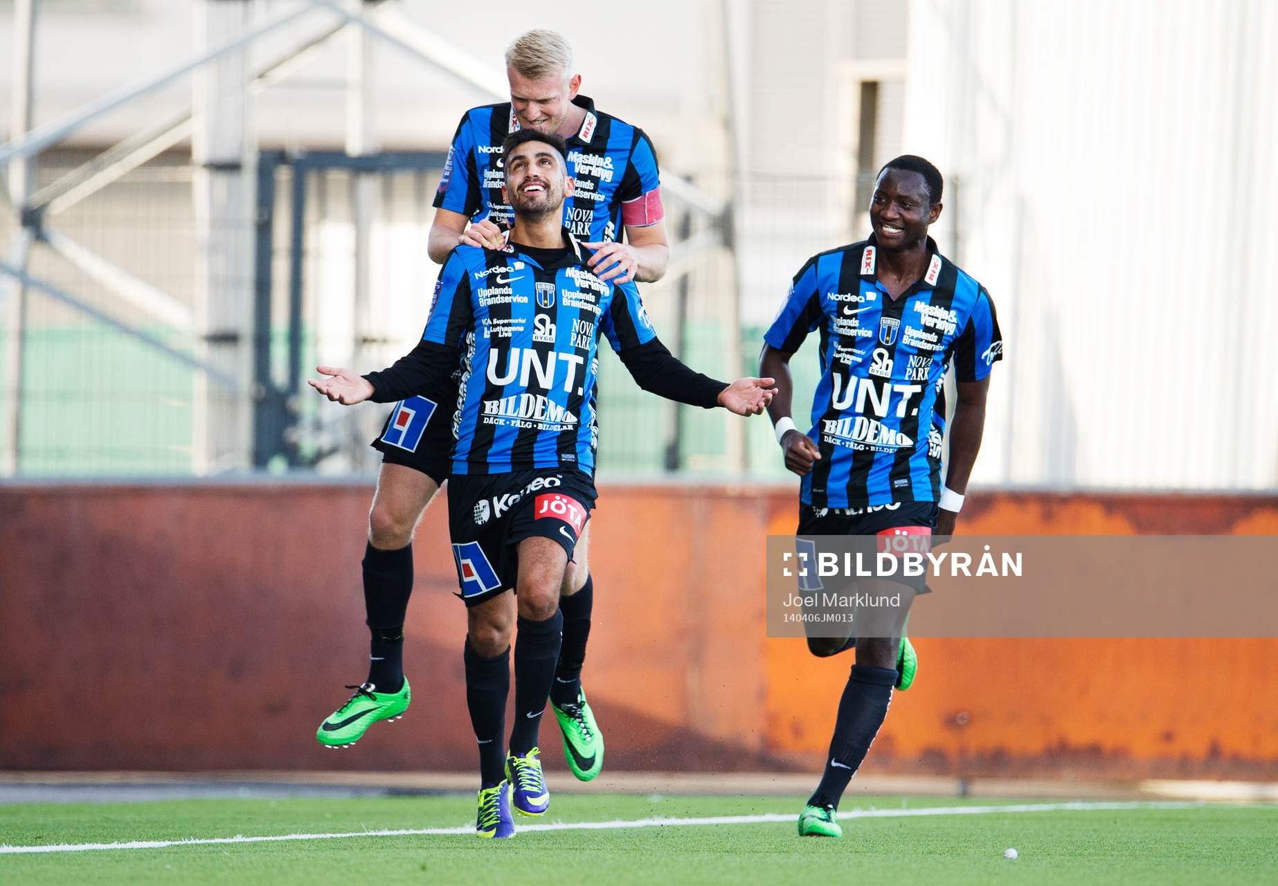 Sirius Carl Nyström, Stefan Silva och Moses Ogbu jublar