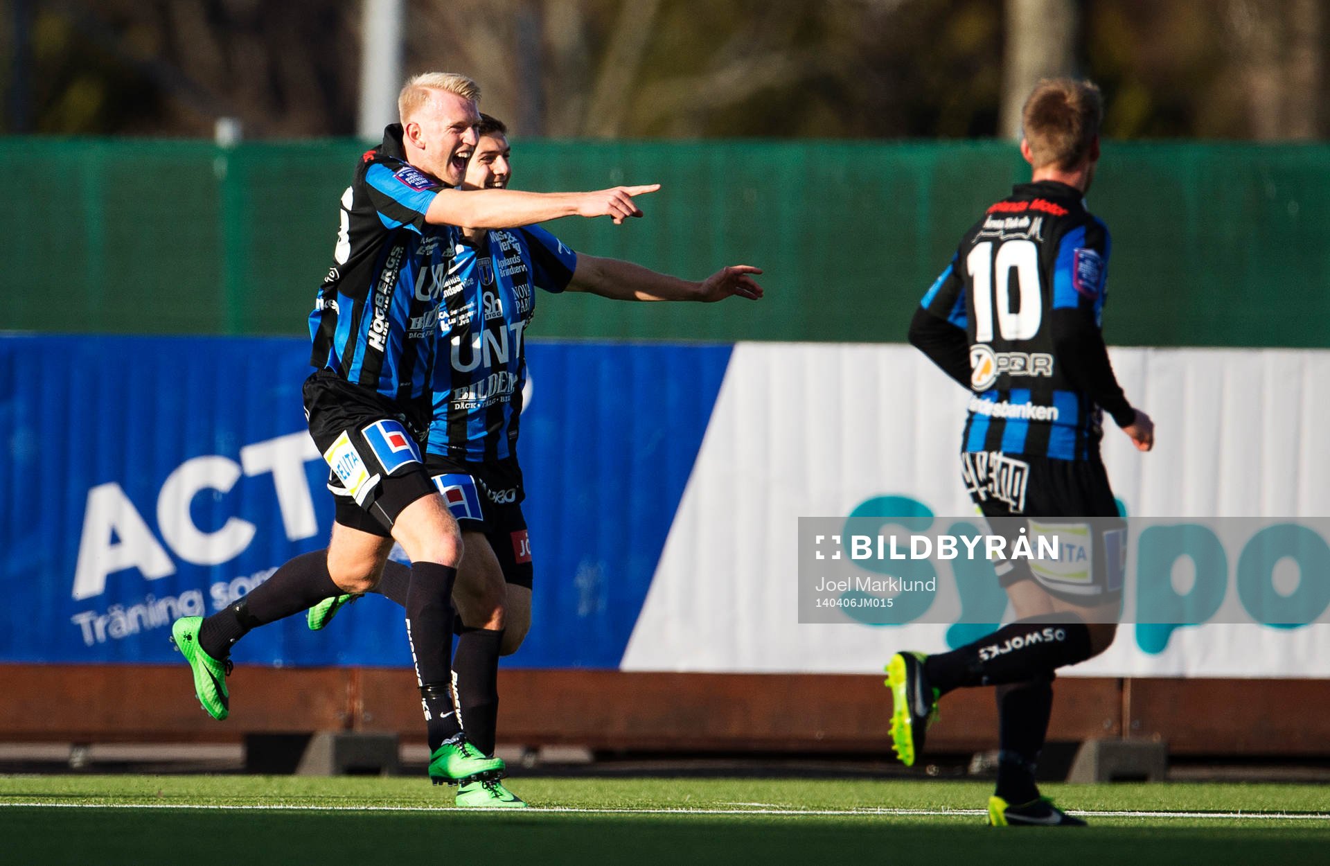 Sirius Carl Nyström och Patrick Hopkins jublar