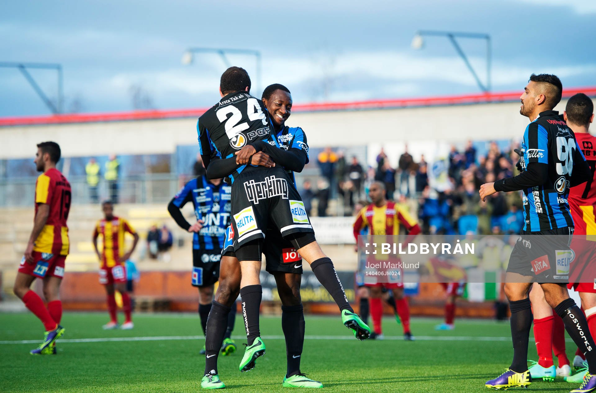 Sirius Kerim Mrabti lyfts upp av Moses Ogbu