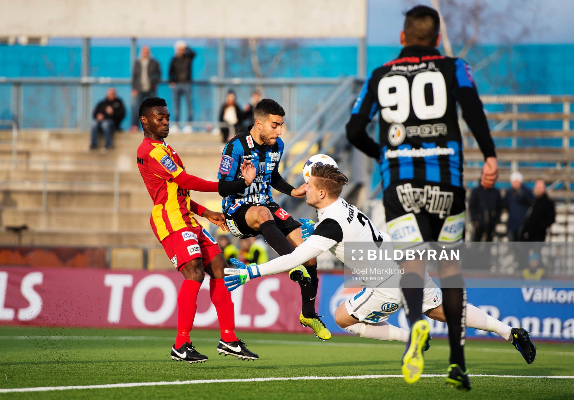 Sirius Dalil Benyahia oroar framför Syrianskas målvakt