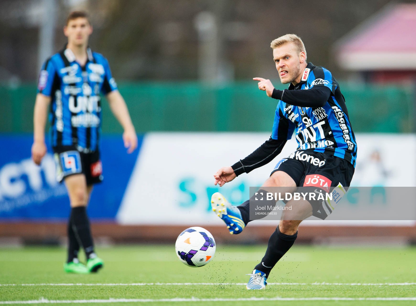 Sirius Johan Arneng passar bollen