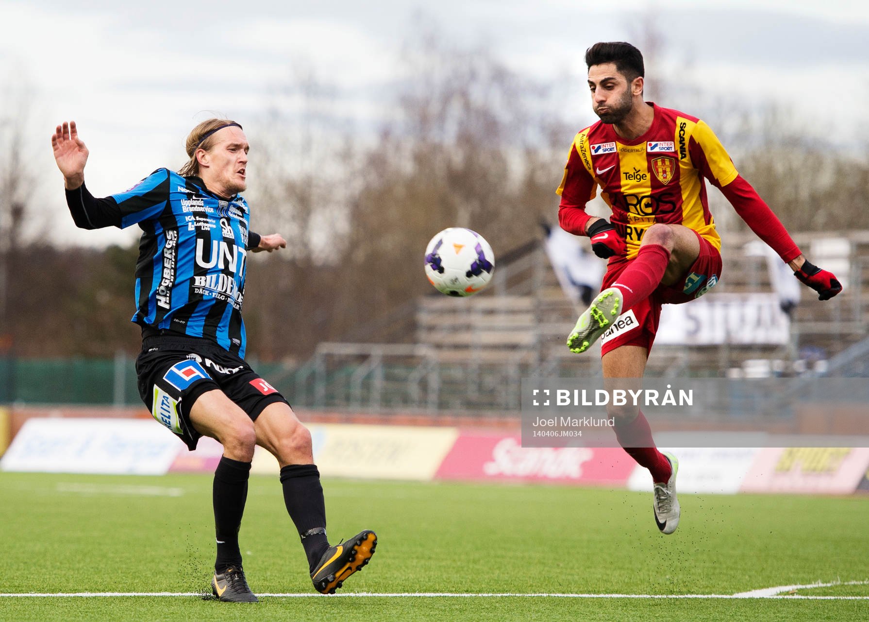 Sirius Kim Skoglund och Syrianskas Isa Demir under fotbollsmatchen i Superettan mellan Syrianska och Sirius den 6 april 2014 i Södertälje.