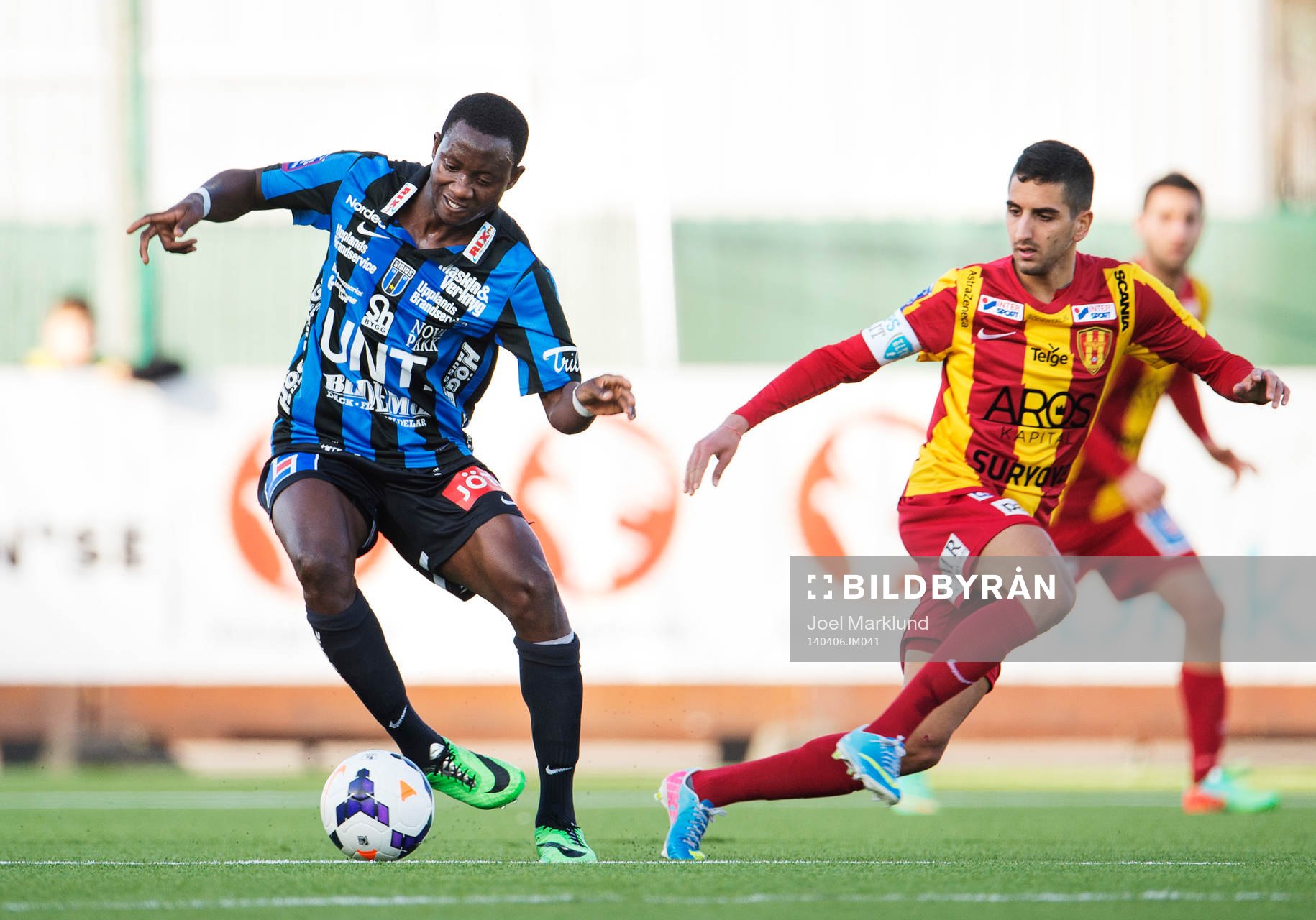 Sirius Moses Ogbu (t v) dribblar