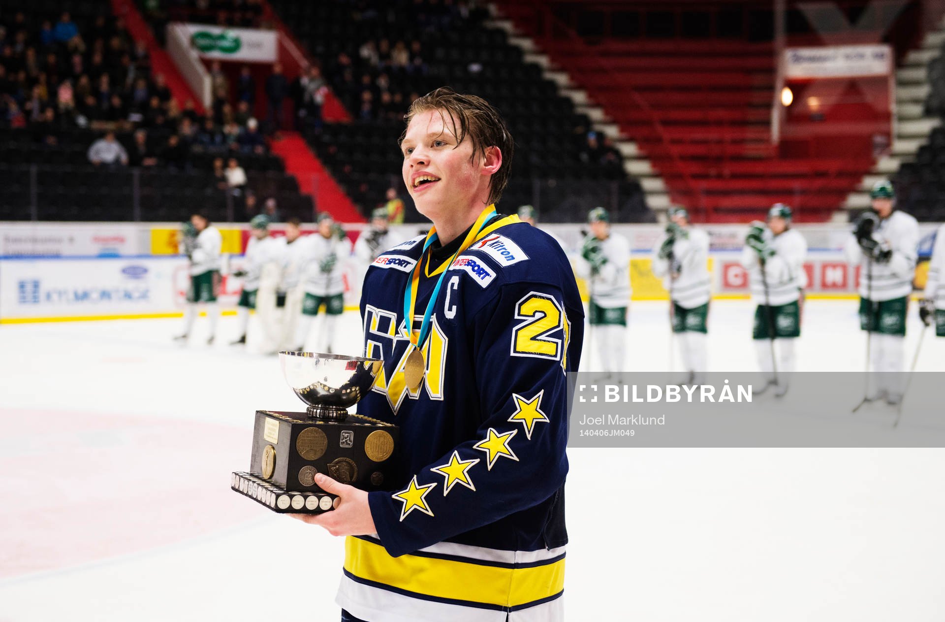 s Lawrence Pilut med SM-pokalen