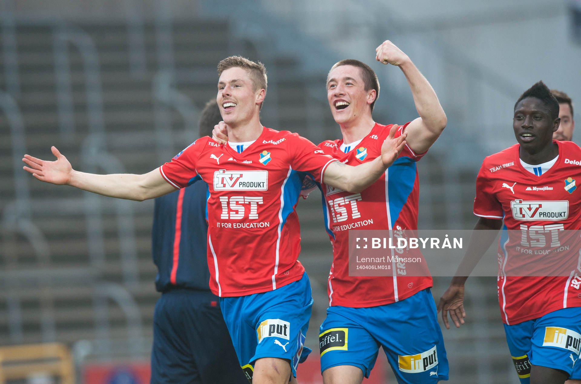 Östers Marcus Bergholtz har gjort 0-1 och grattas av Johan