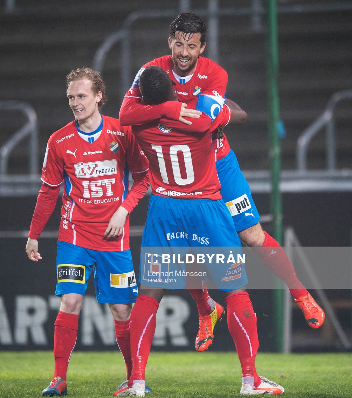 Östers Alhaji Gero har gjort 1-3 och grattas av Denis