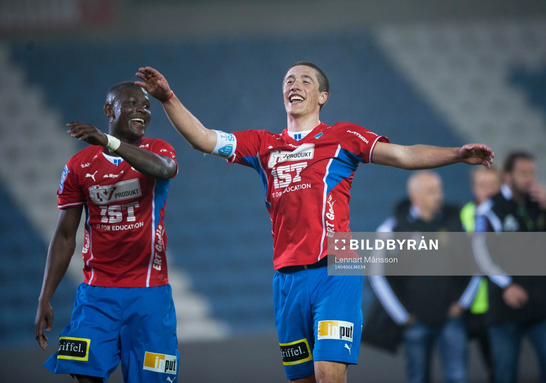 Östers Alhaji Gero och Johan Andersson dansar in segern i