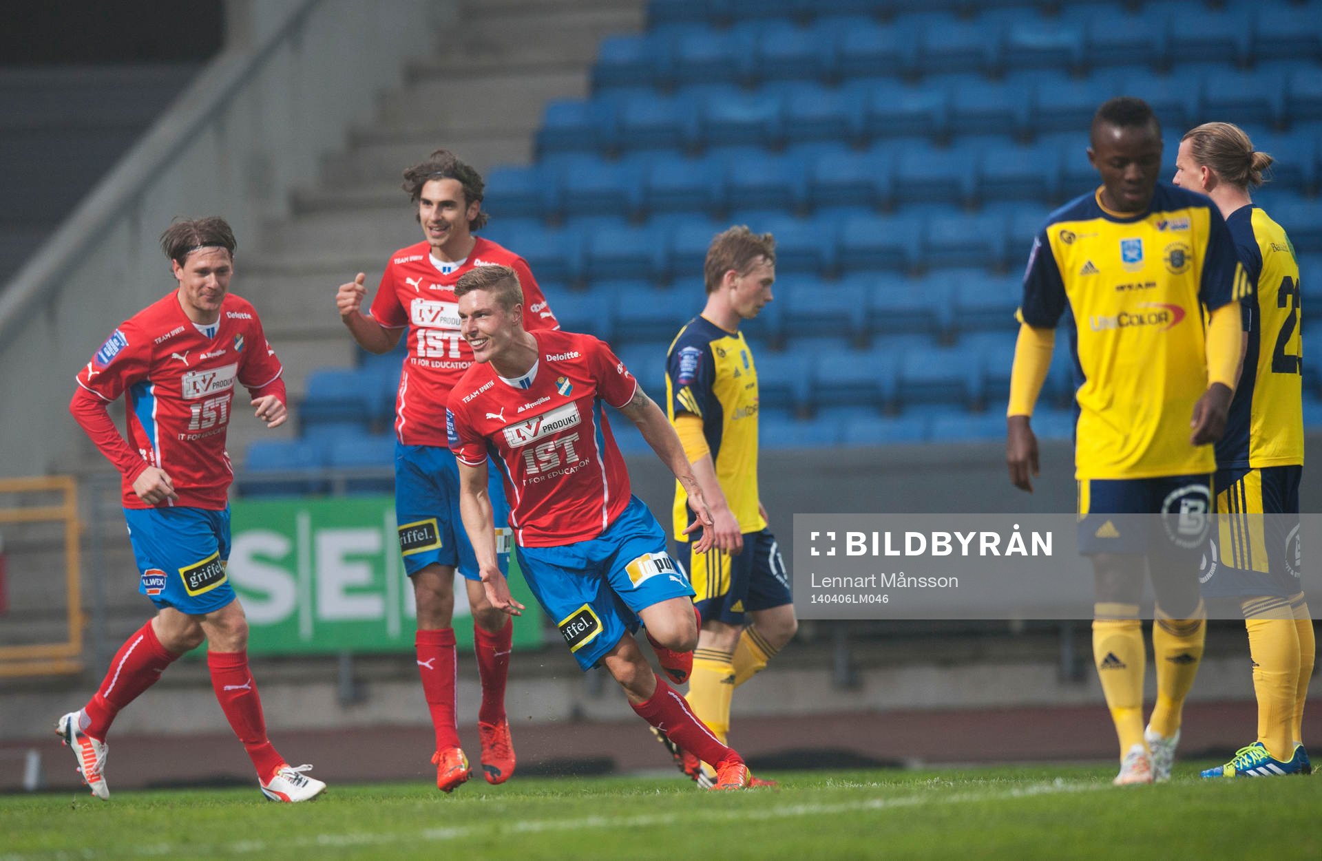 Östers Marcus Bergholtz har gjort 0-1 och jublar i matchen
