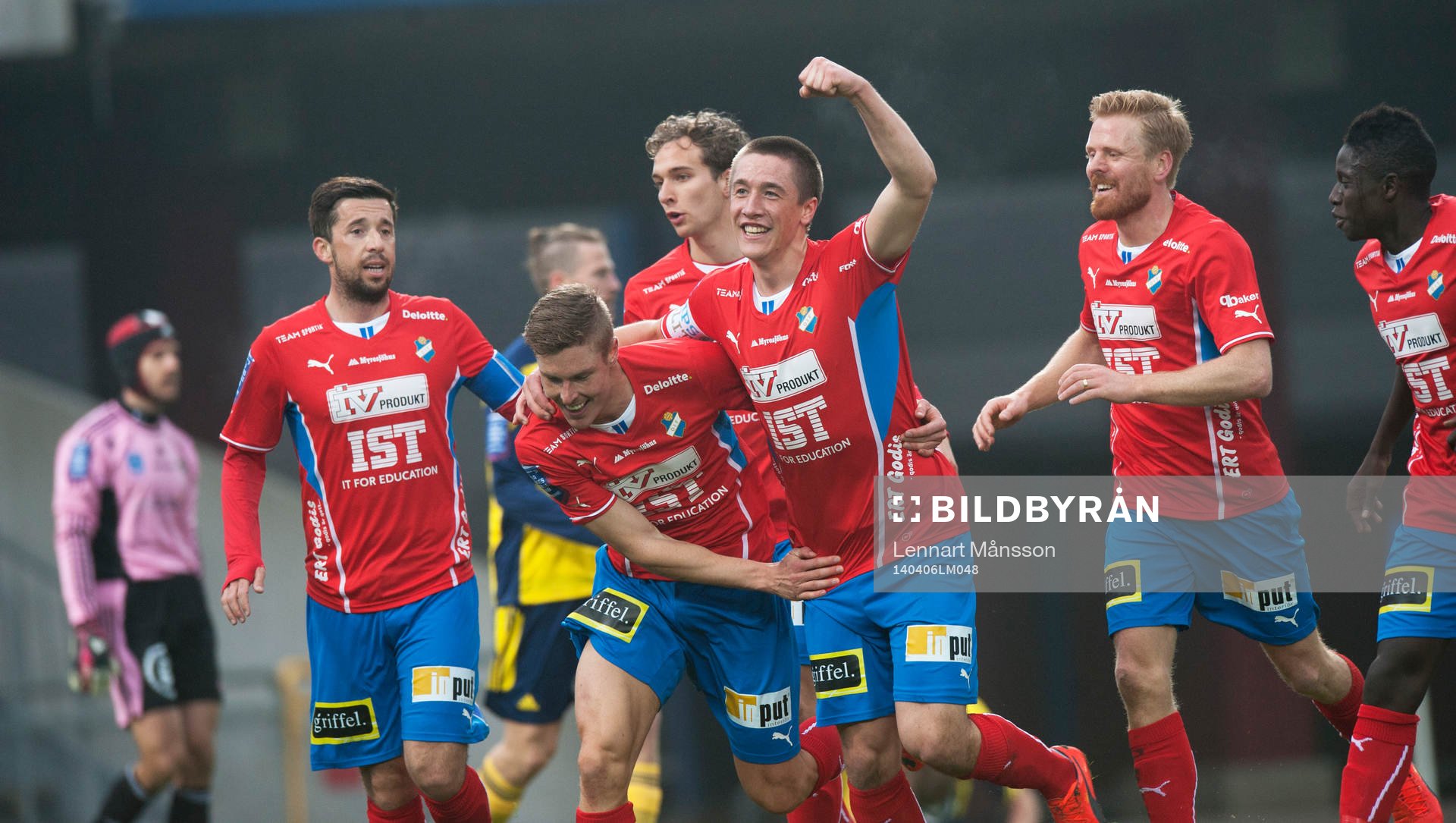 Östers Marcus Bergholtz har gjort 0-1 och jublar i matchen i Superettan mellan Ängelholm och Öster i Helsingborg 6 april 2014.