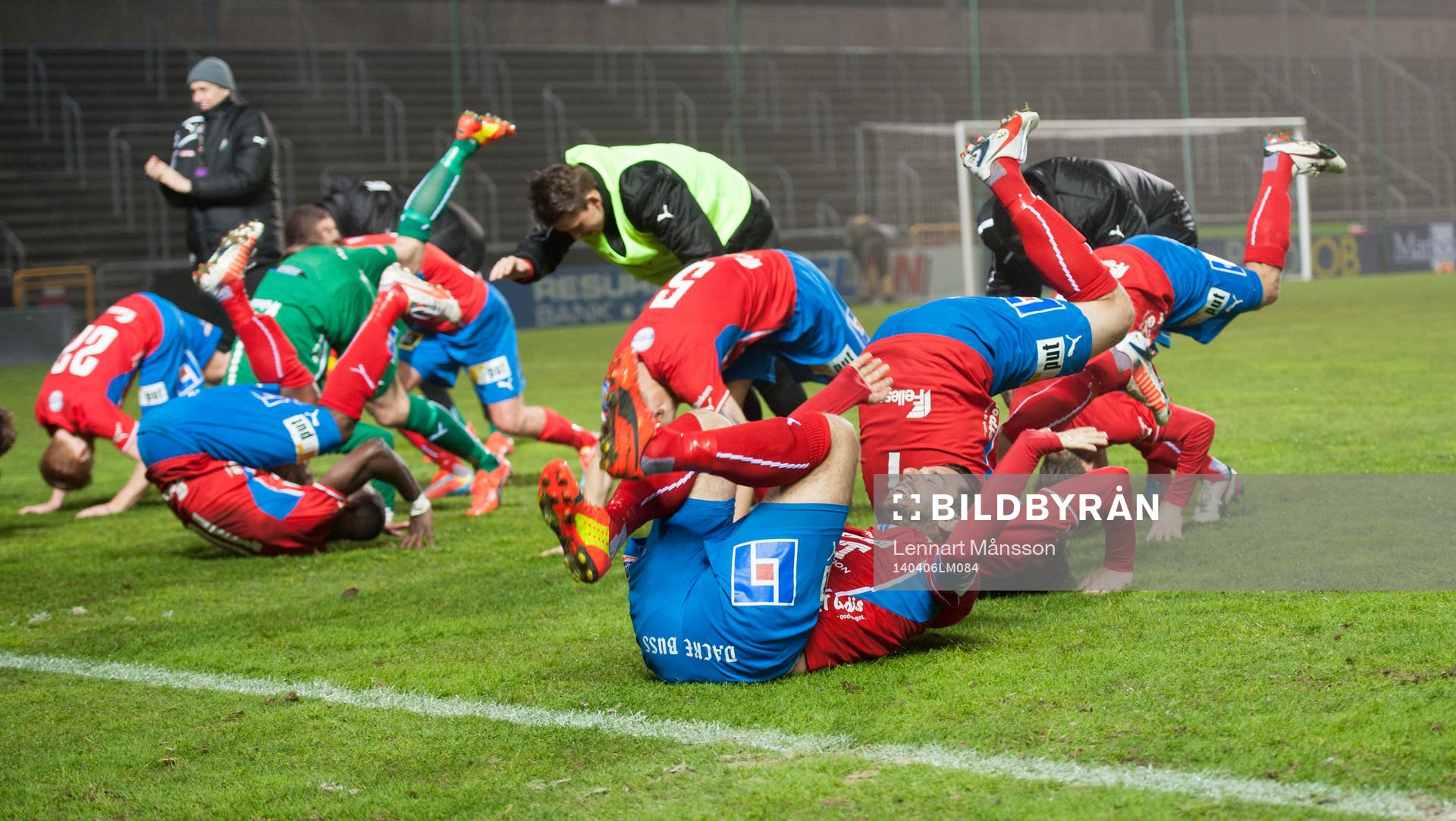 Öster tackar publiken med en volt (kullerbytta) i matchen
