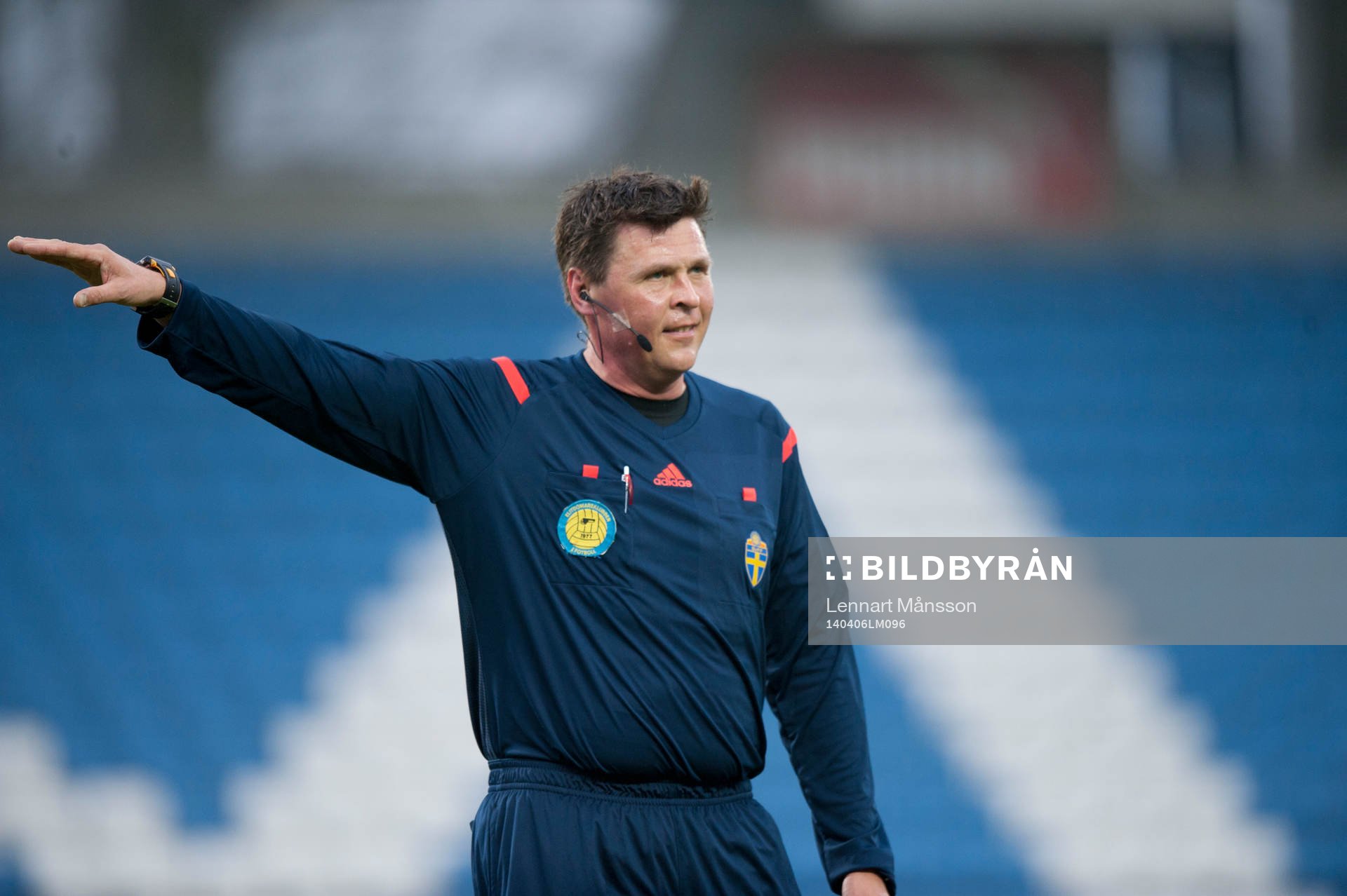 Domaren Antti Kanerva i matchen i Superettan mellan