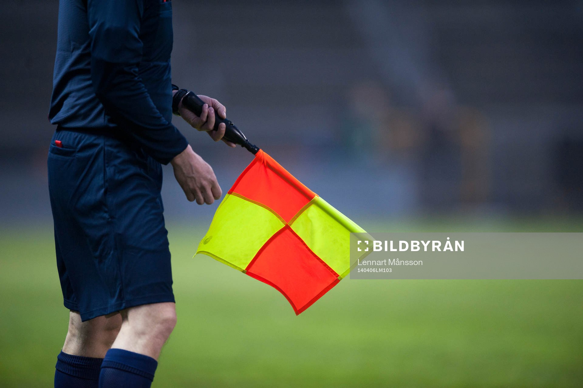 Assisterande domares flagga i matchen i Superettan mellan