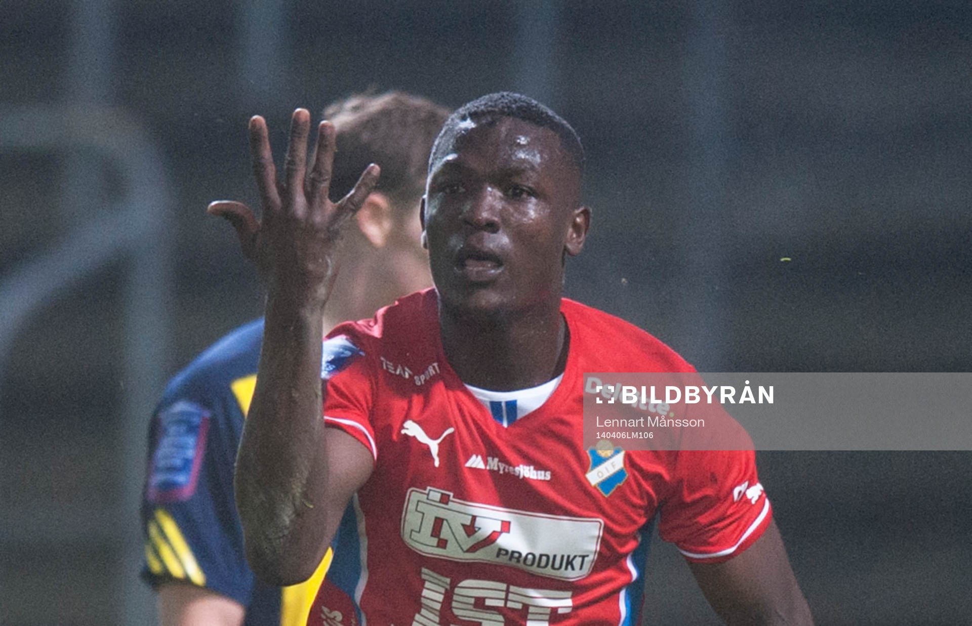Östers Alhaji Gero har gjort 1-3 och grattas av Denis
