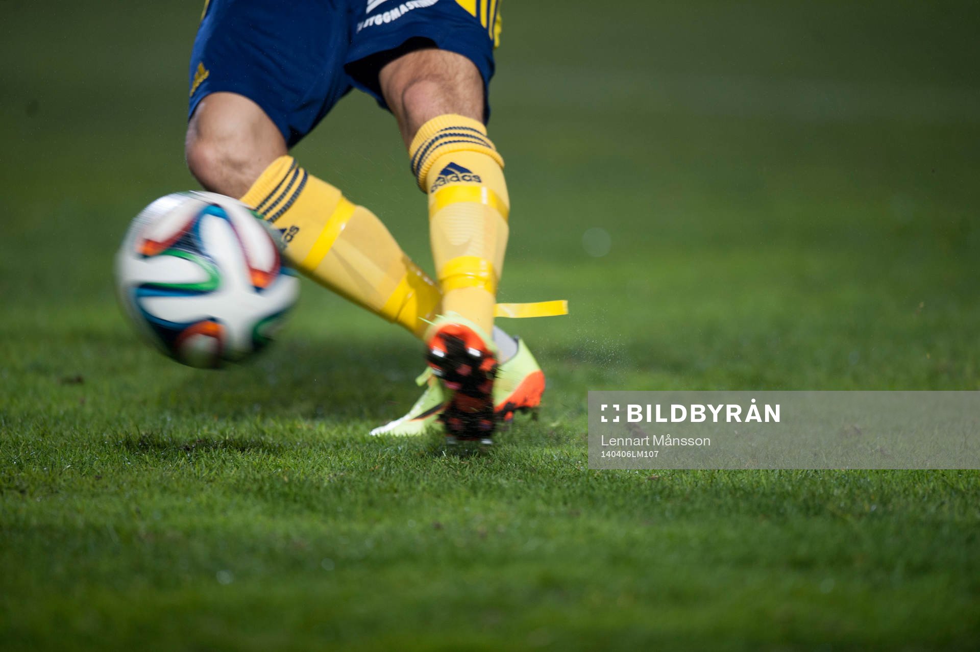 Tillslag på bollen i matchen i Superettan mellan