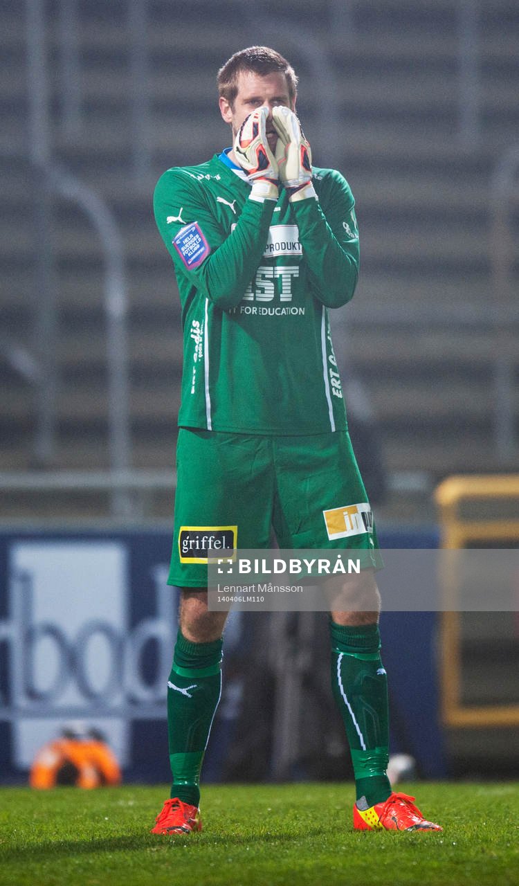 Östers målvakt Oscar Berglund i matchen i Superettan mellan Ängelholm och Öster i Helsingborg 6 april 2014.