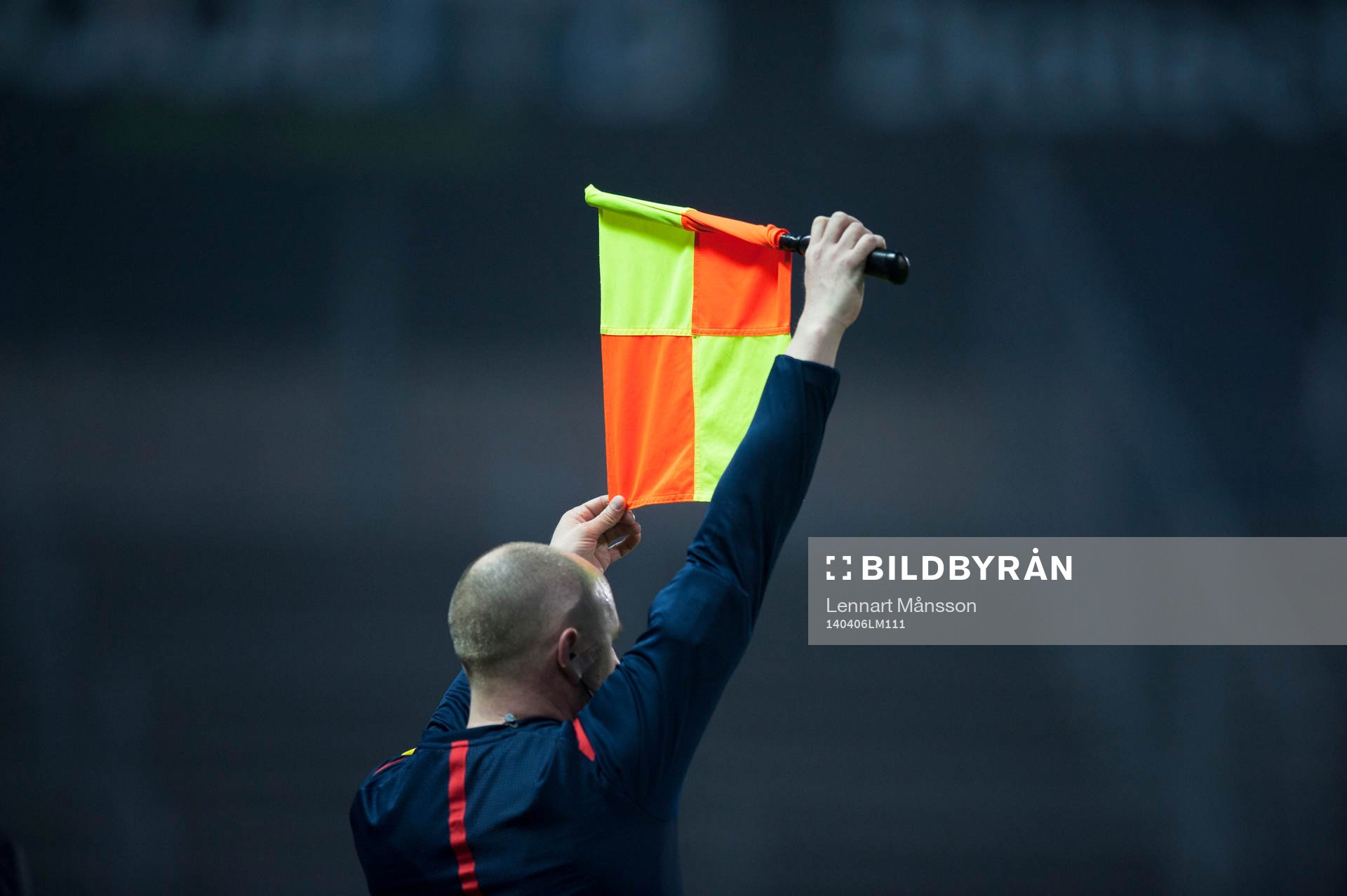 Assisterande domaren signalerar för byte i matchen i Superettan mellan Ängelholm och Öster i Helsingborg 6 april 2014.