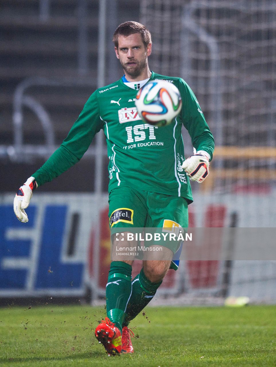 Östers målvakt Oscar Berglund i matchen i Superettan mellan Ängelholm och Öster i Helsingborg 6 april 2014.