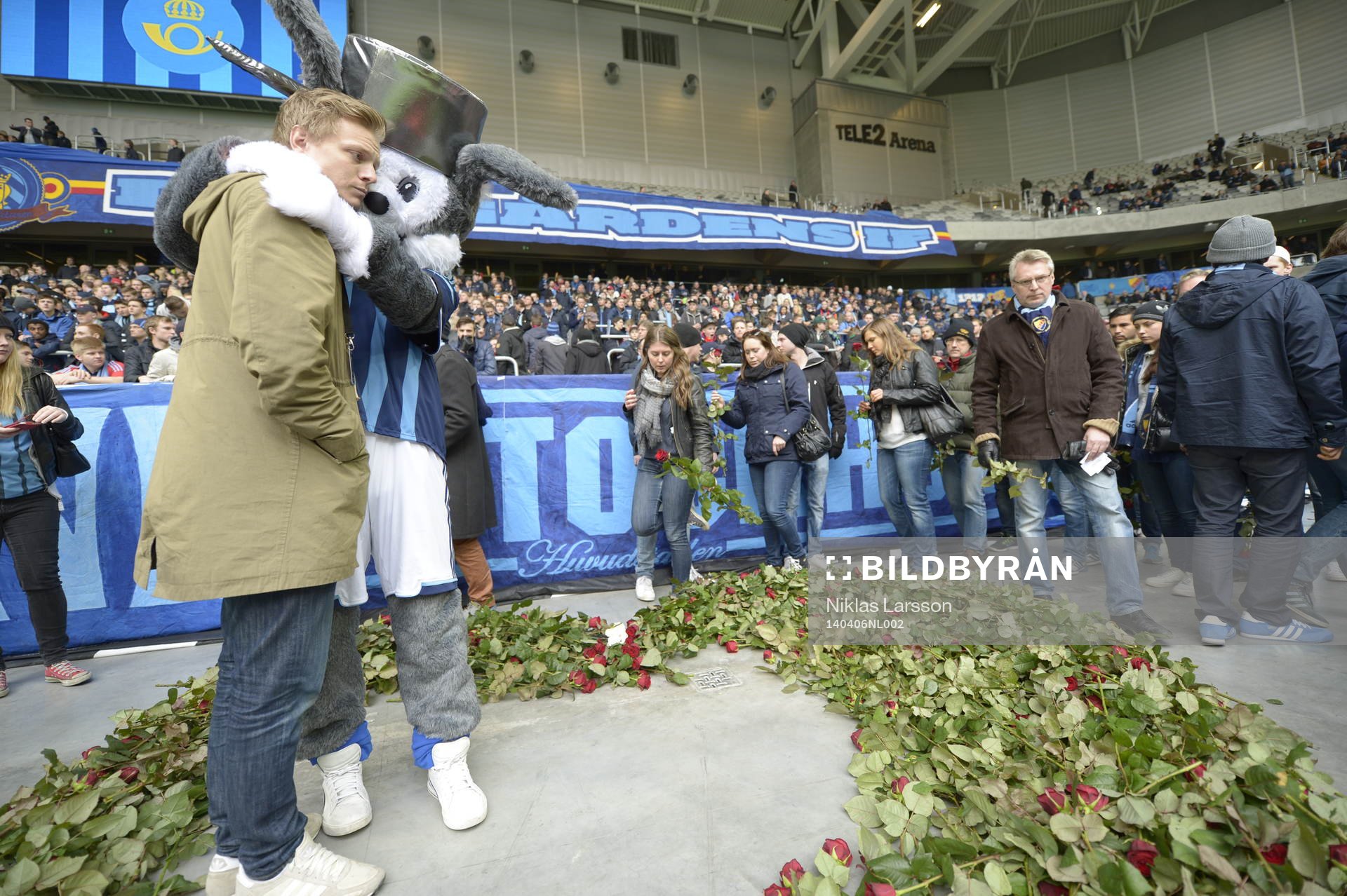 En minneskrans lades ner innan fotbollsmatchen i