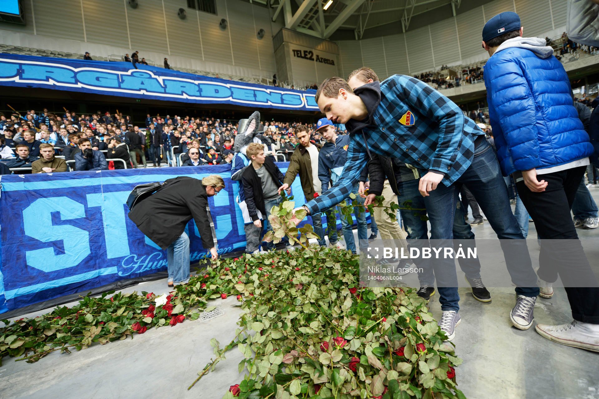 En minneskrans lades ner innan fotbollsmatchen i