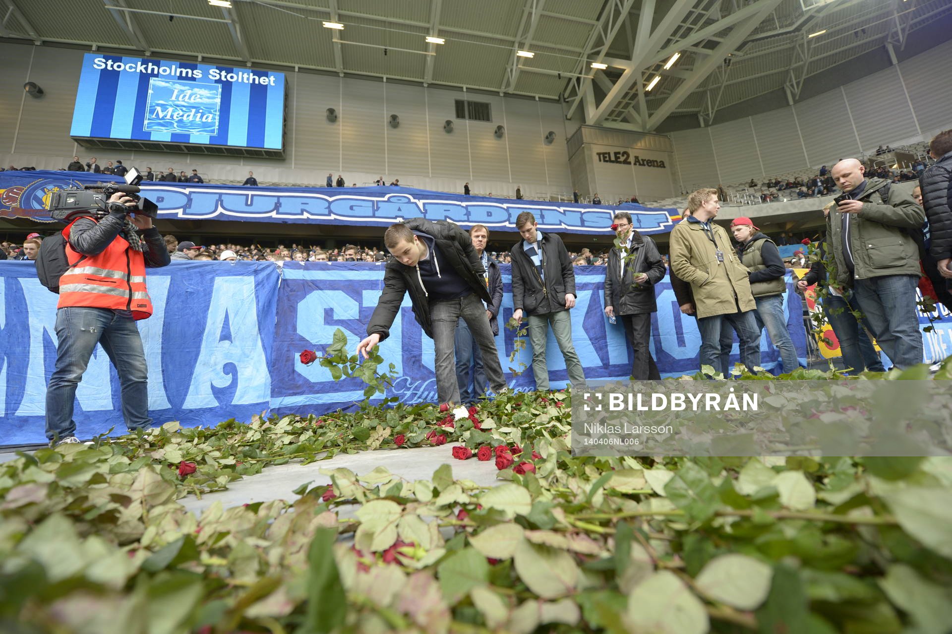 En minneskrans lades ner innan fotbollsmatchen i
