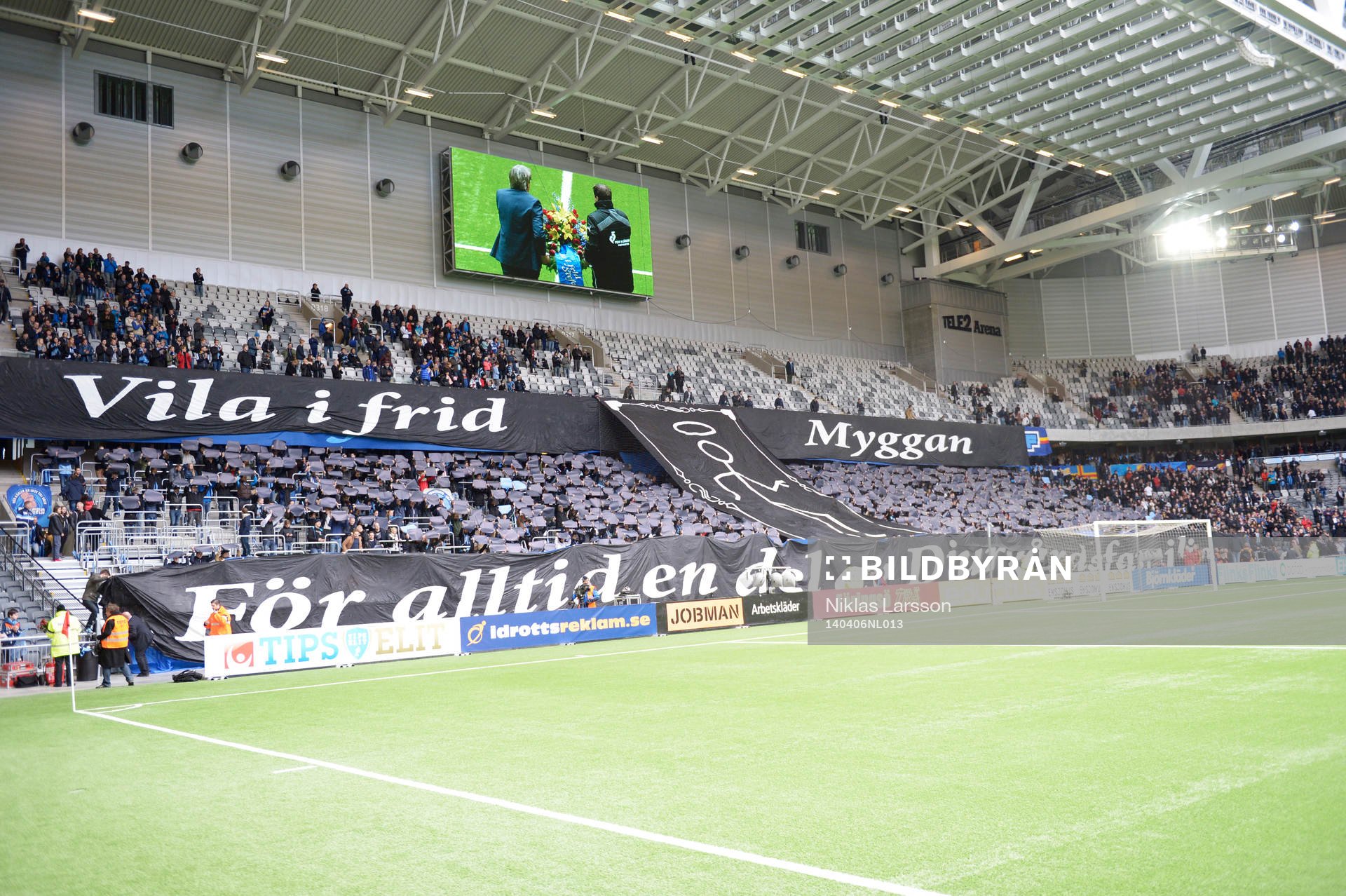 En minneskrans lades ner innan fotbollsmatchen i