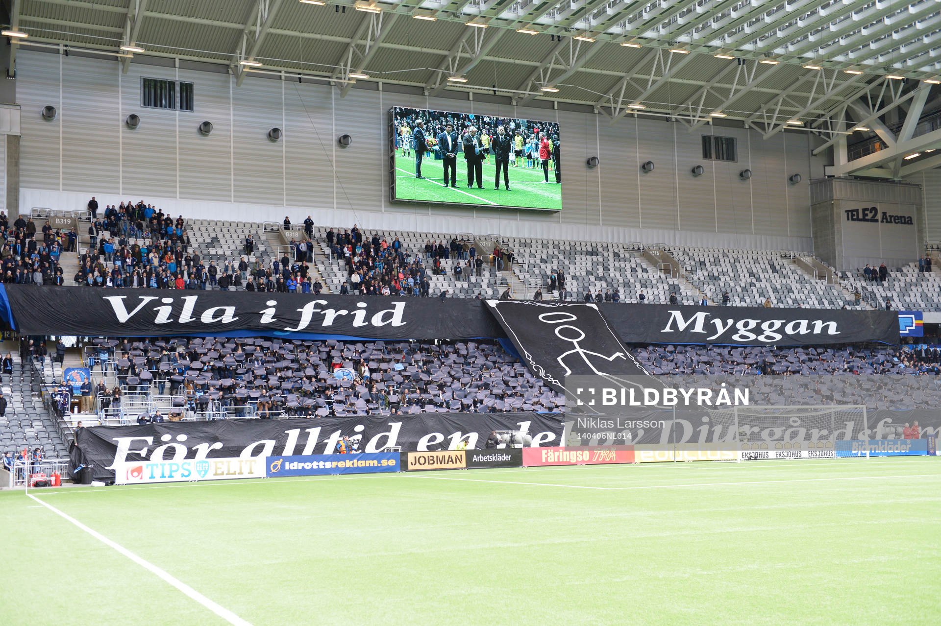 En minneskrans lades ner innan fotbollsmatchen i