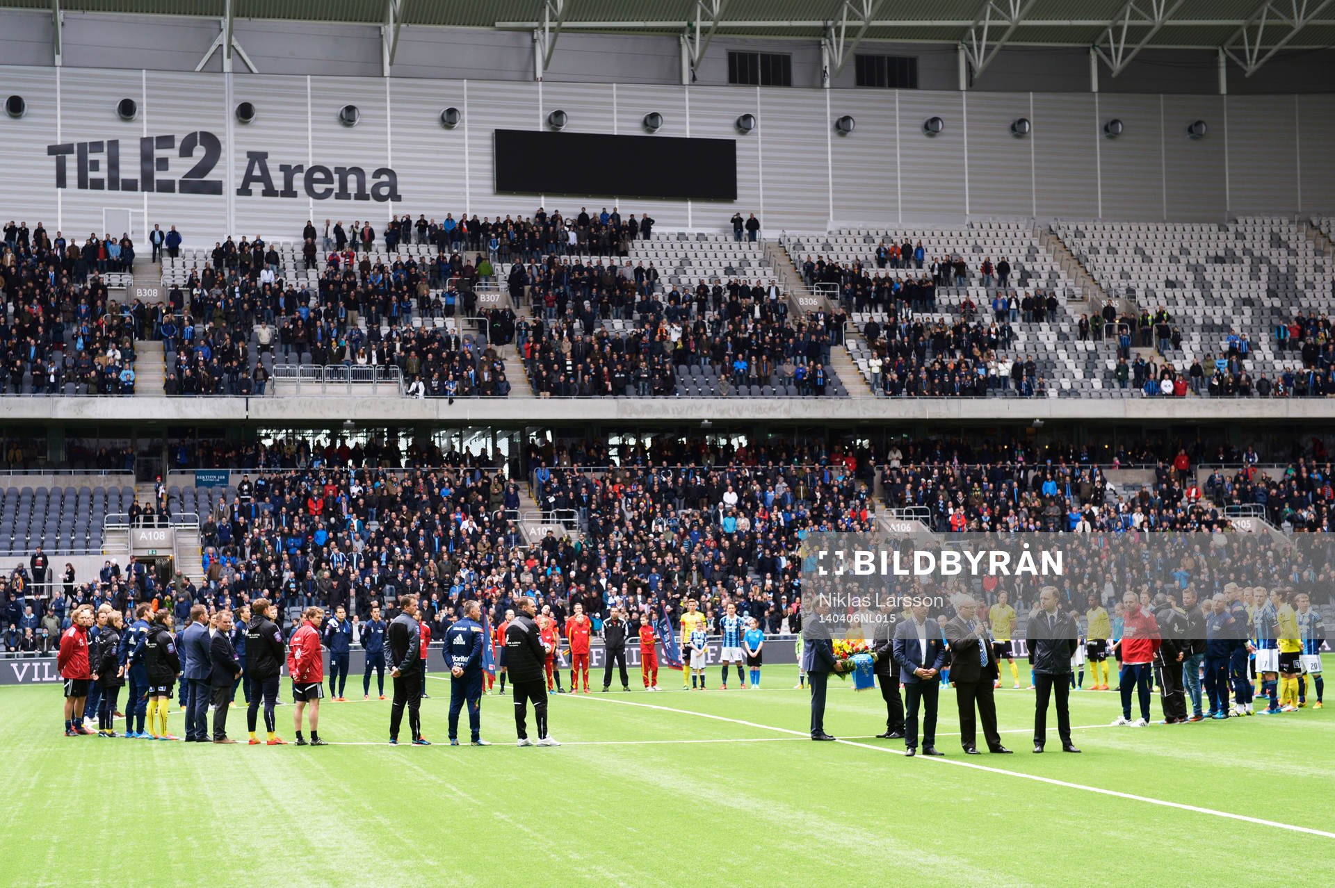 En minneskrans lades ner innan fotbollsmatchen i